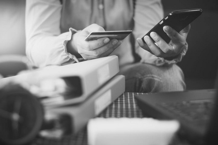 怎么找中介刷卡还款信用卡？压根不必！自己下载app即可还信用卡